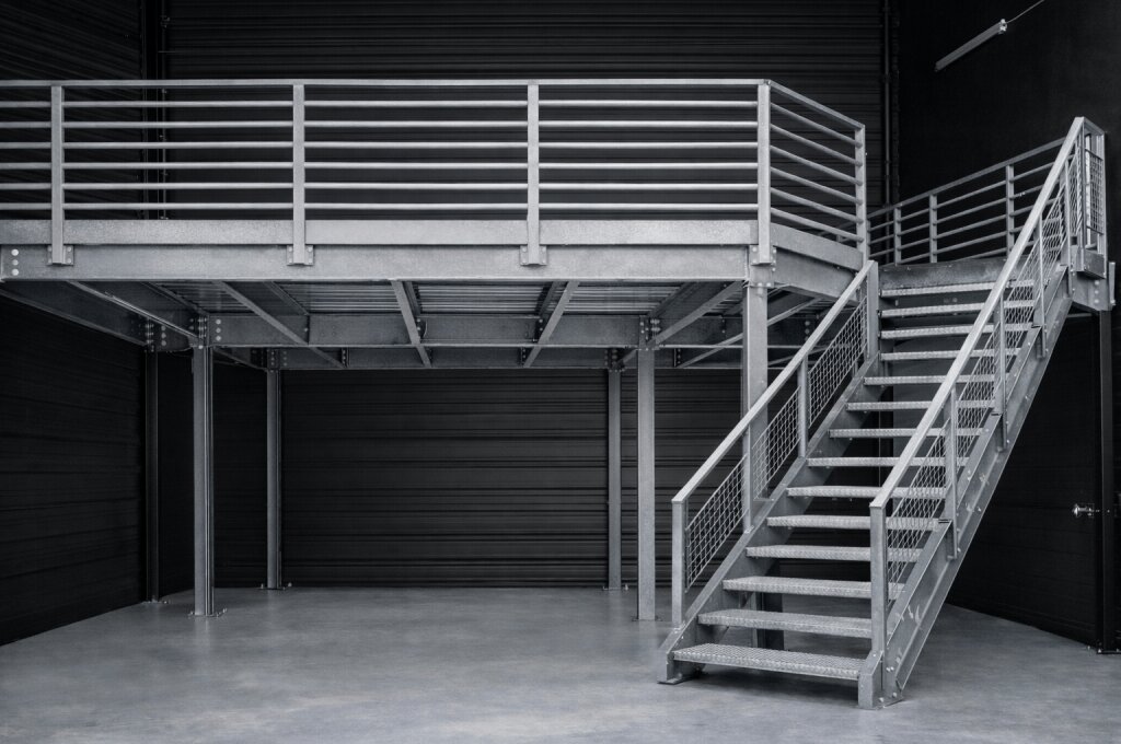 Depo ve üretim alanları için tasarlanan çelik asma kat sistemi