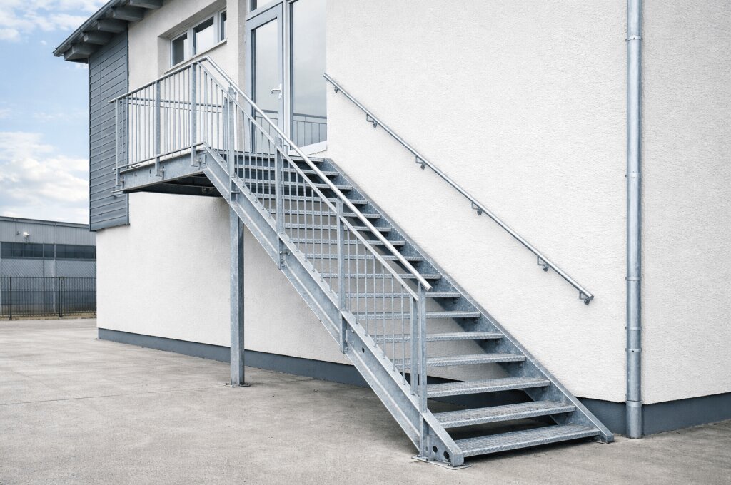 Depo ve sanayi yapıları için galvanizli çelik merdiven sistemi uygulaması
