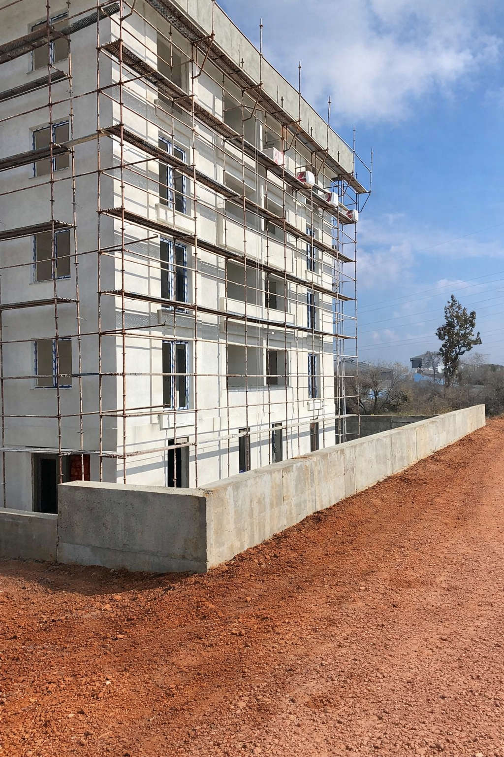 betonarme apartman inşaatı dış cephe sıva aşaması iskeleli yapı