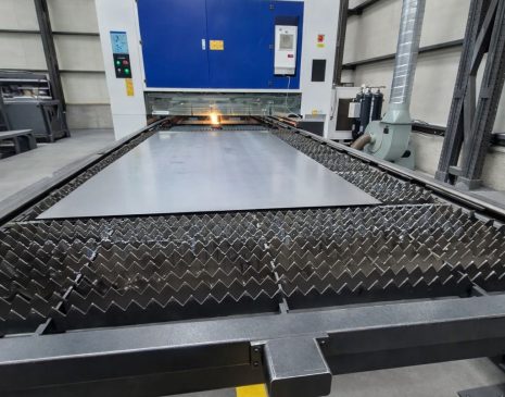 Endüstriyel lazer kesim atölyesinde çelik sac kesim işlemi