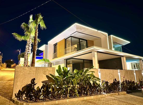 Modern villa konutu gece görünümü – müstakil villa yapısı