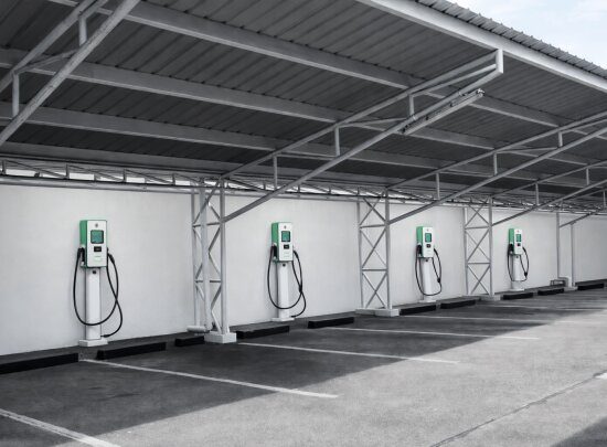 Elektrikli araçlar için tasarlanan çelik otopark sundurma ve şarj istasyonu alanı