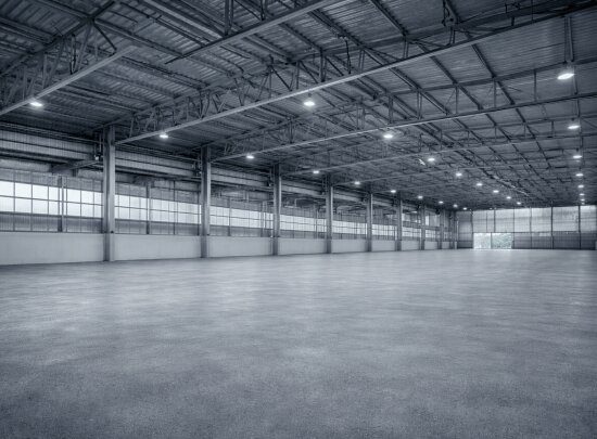 Çelik konstrüksiyon depo yapısına ait modern iç mekan depolama alanı