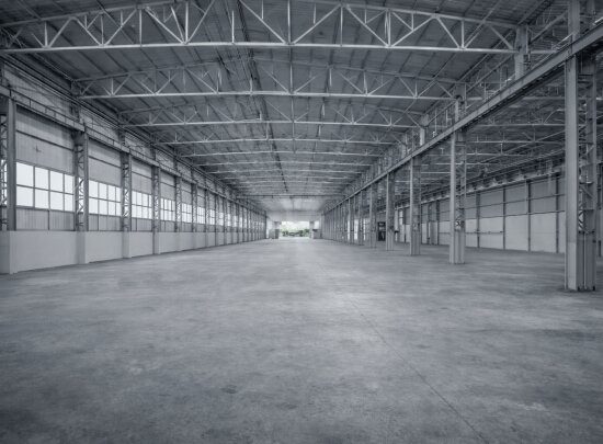 Geniş hacimli çelik konstrüksiyon depo yapısına ait endüstriyel depolama alanı