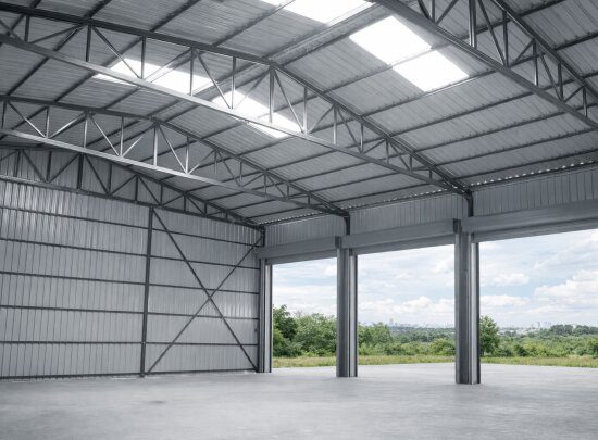 Geniş açıklıklı çelik konstrüksiyon depo yapısına ait iç mekan depolama alanı