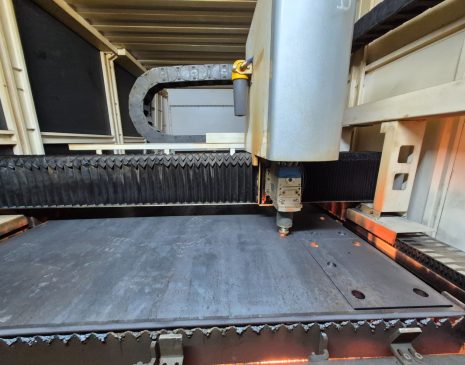 CNC lazer kesim makinesi ile çelik sac levha kesim işlemi