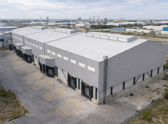 Endüstriyel tesis yapısında sandviç panel çatı ve cephe uygulaması yapılmış modern depo binası