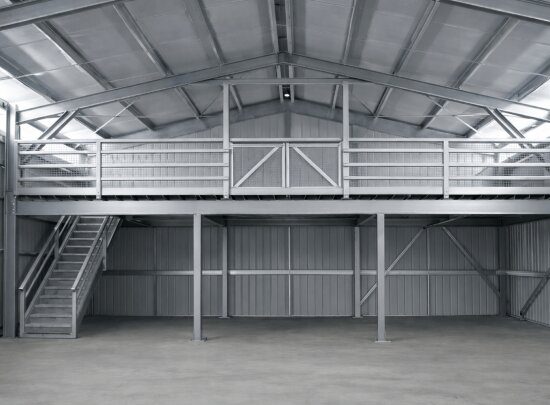 Hangar yapılarında kullanılan çelik ara kat sistemi uygulaması