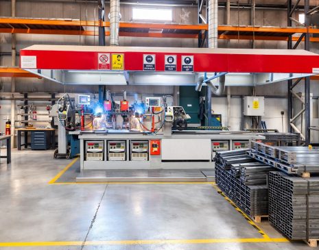 Çelik konstrüksiyon üretim hattında endüstriyel kaynak ve montaj işlemleri