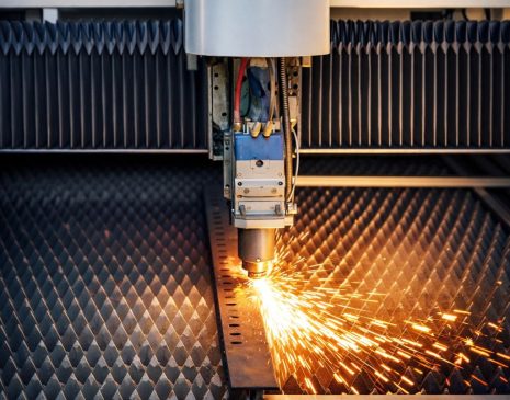 CNC fiber lazer kesim makinesi ile çelik sac kesim işlemi sırasında oluşan kıvılcımlar