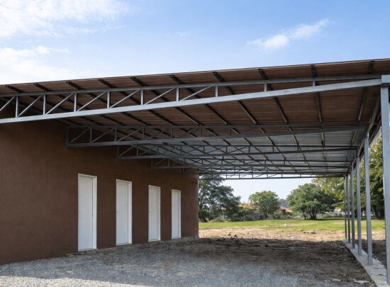 Açık otopark alanı için tasarlanan çelik sundurma araç koruma yapısı